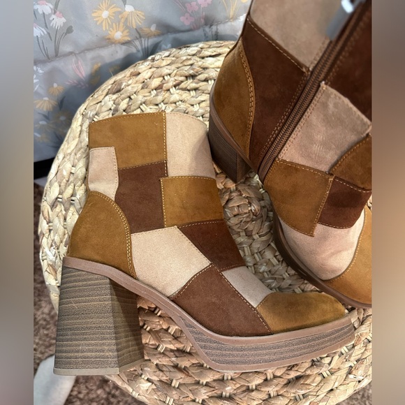 Universal Thread Brown Tan Heeled Boots - Picture 1 of 4